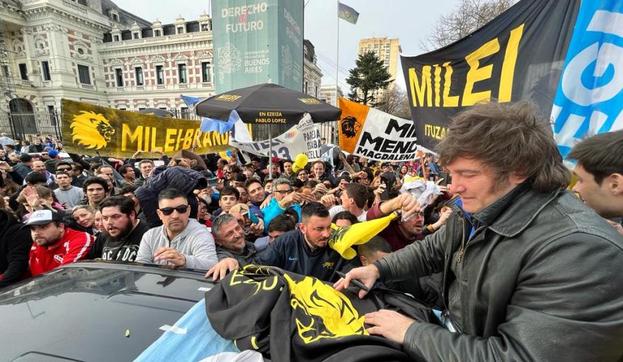 Javier Milei llegó a La Plata: caravana al grito de “viva la libertad” y pocos adeptos a su alrededor