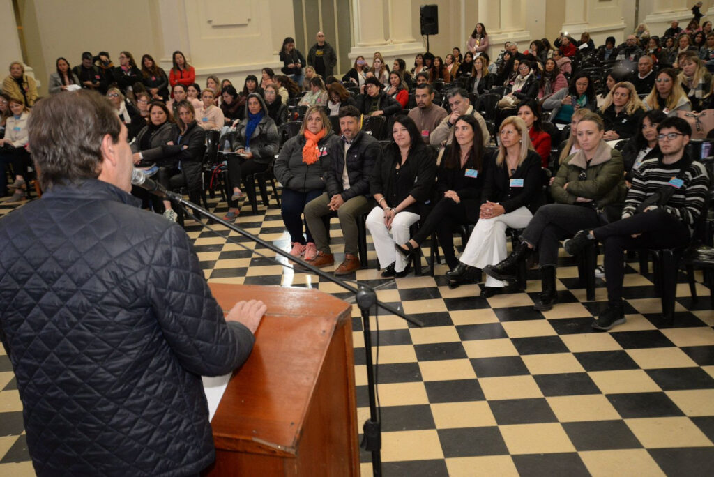 Garro participó de un congreso con docentes, auxiliares y estudiantes para debatir sobre educación