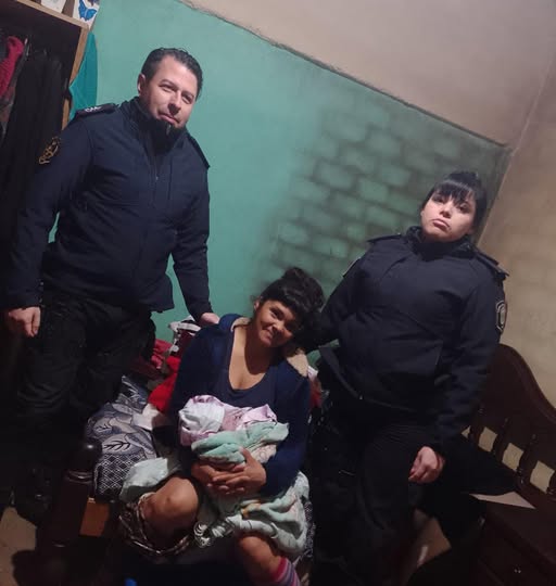 Merlo: policías asistieron un parto y ayudaron a dar a luz a un bebé sano