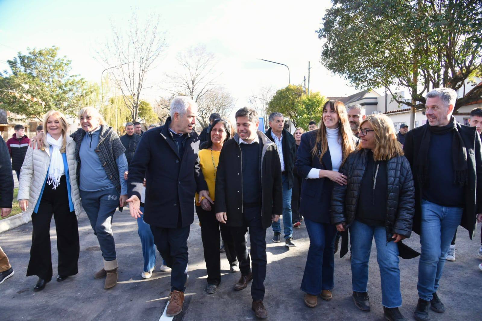 *Kicillof y Alak recorrieron Los Hornos y charlaron con vecinos en la última jornada de campaña*