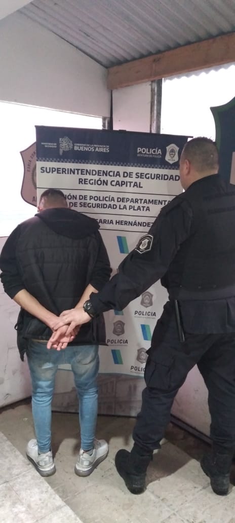 Suben a un remis, se pelean con el conductor y al ser interceptados se resisten a los golpes: terminan presos