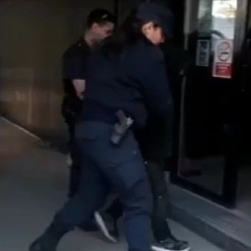  Mar del Plata, Buenos Aires: Amenazó con matarse abrió una garrafa y quiso prender fuego a un policía cuando se llevaban a sus hijas