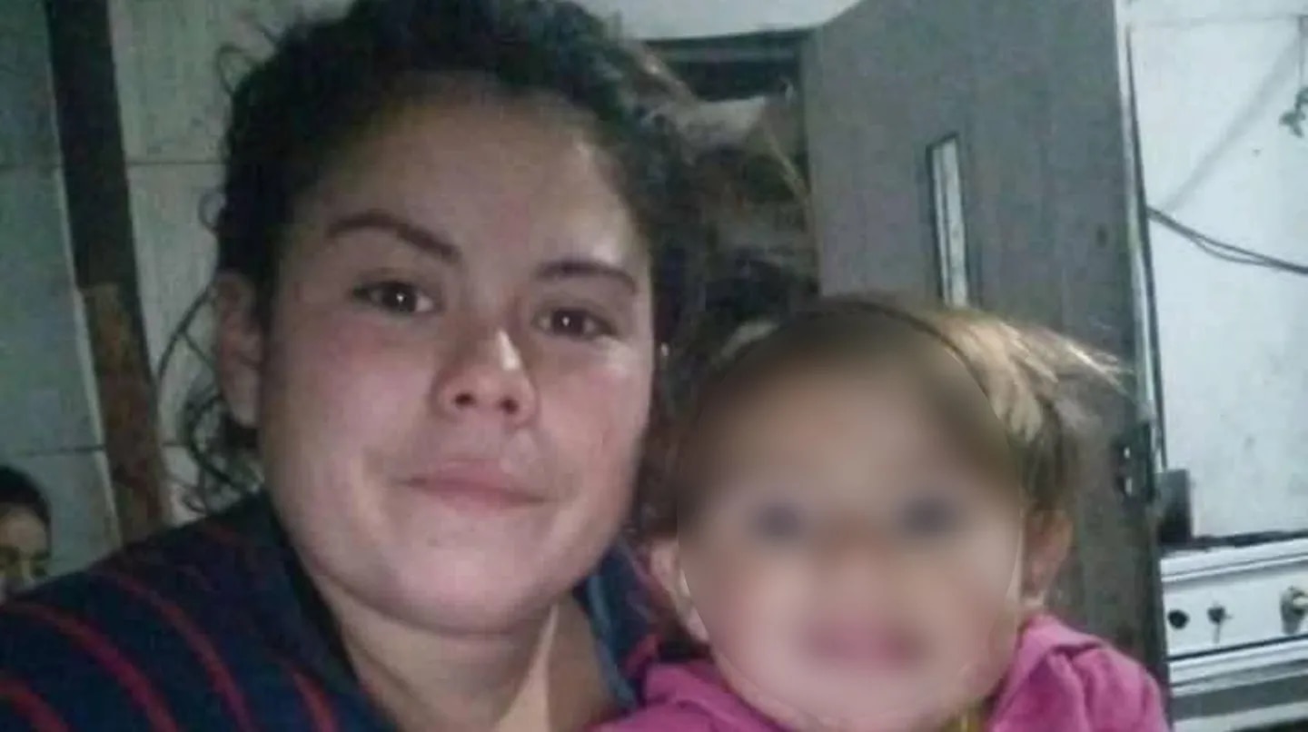 Familiares y amigos de la joven embarazada asesinada pidieron justicia frente a la fiscalía bahiense