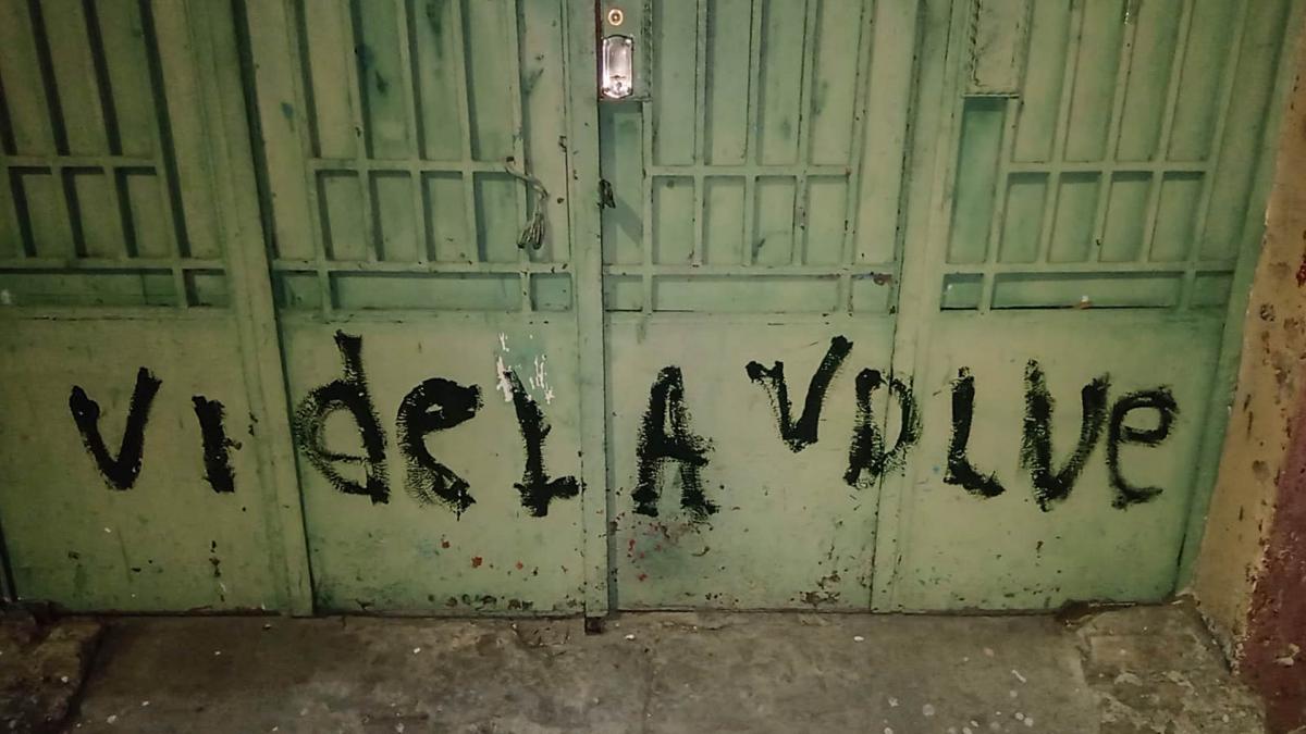 Vandalizaron un bachillerato popular con frases reivindicadoras de la última dictadura
