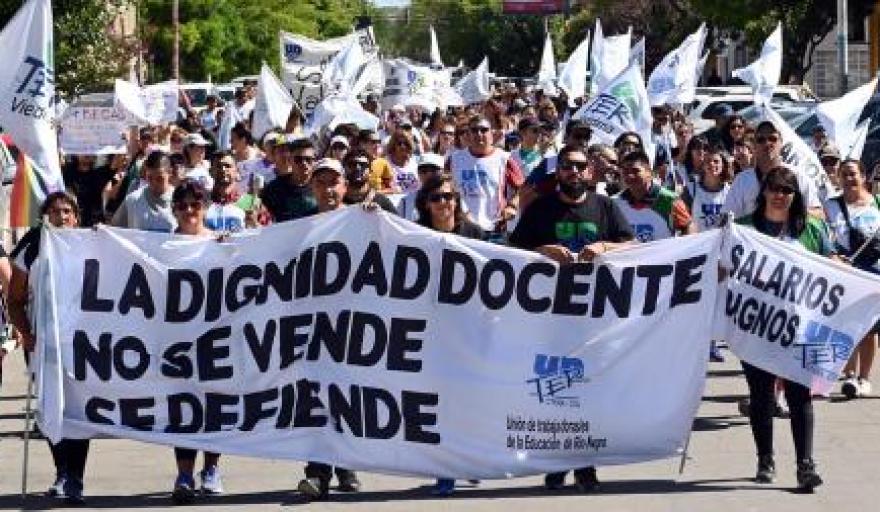 Descontarán los días no trabajados a docentes que se sumen al paro