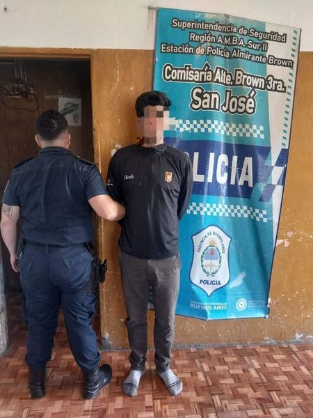 “DETENIDO POR DISTURBIO EN VIA PUBLICA E INTENTAR ROBARLE LA PISTOLA A LA POLICIA