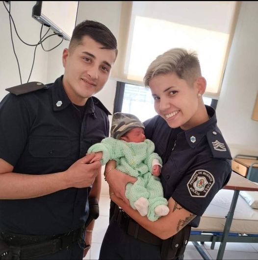 Exaltación de la Cruz  DOS POLICÍAS AYUDARON A UNA VECINA A DAR A LUZ: 