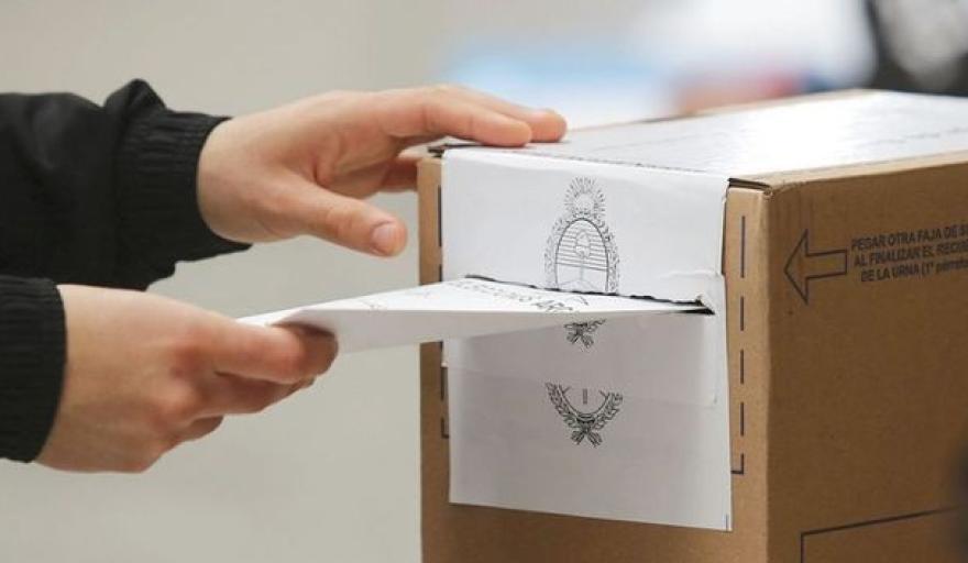 Denuncian el uso de boletas sin validez para inducir el voto de extranjeros en La Plata