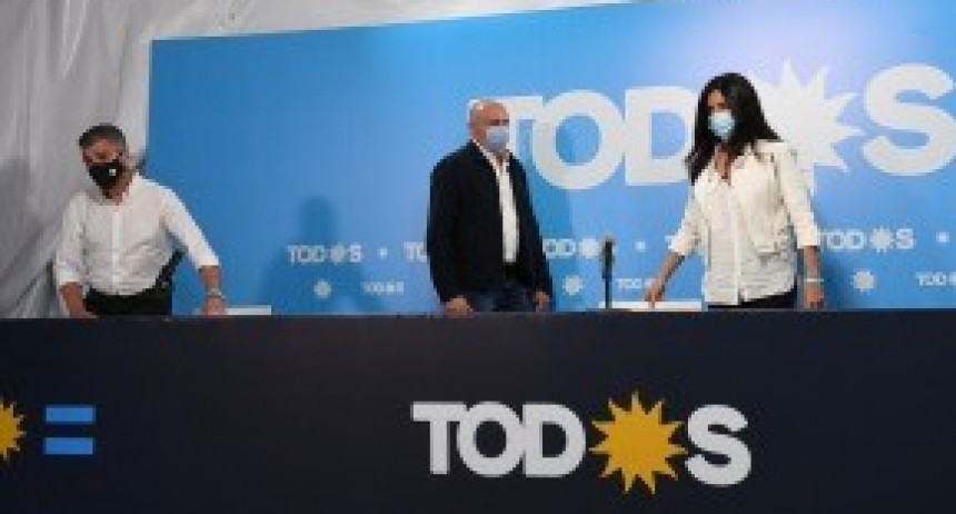 Militantes se despliegan en torno al escenario en el búnker del FdT en la avenida Corrientes