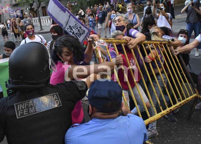 Marcharon en Córdoba por la No violencia contra las mujeres y hubo altercado con la Policía