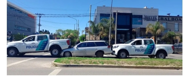 Mar del Plata, Buenos Aires: Quiso escapar de la policía y terminó abajo de un patrullero en plena avenida Constitución