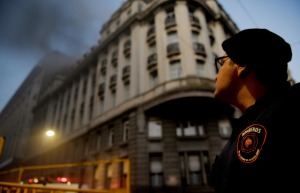 Bomberos controlaron un incendio en edificio que forma parte del Palacio de Hacienda