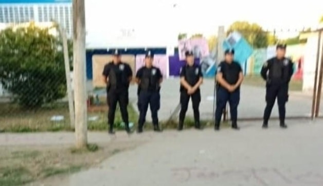 PILAR, BUENOS AIRES:  La policía protege el destacamento y la Secundaria 18 ante posibles reacciones vecinales.
