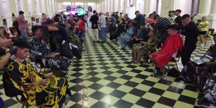 Barberos, maquilladores y estilistas de todo el país realizan una exposición solidaria en La Plata