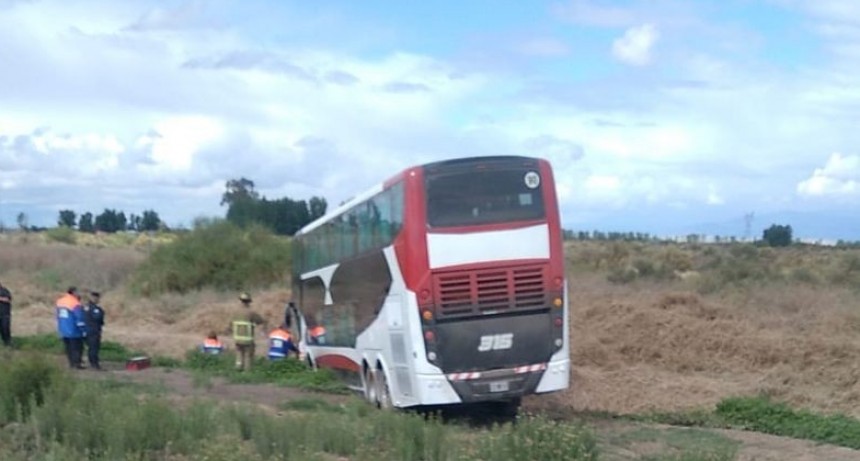 MENDOZA: Micro con hinchas de River chocó de frente con un vehículo: un muerto