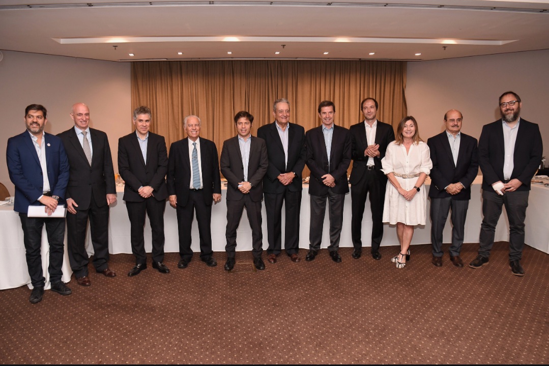 Kicillof mantuvo una reunión en el Club del Petróleo 