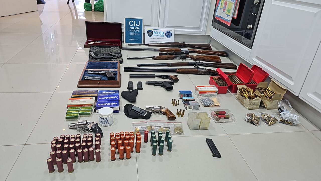 PUERTO MADERO: TRAS UN ALLANAMIENTO, SECUESTRAN UNA GRAN CANTIDAD DE ARMAS Y MUNICIONES EN UNA VIVIENDA*