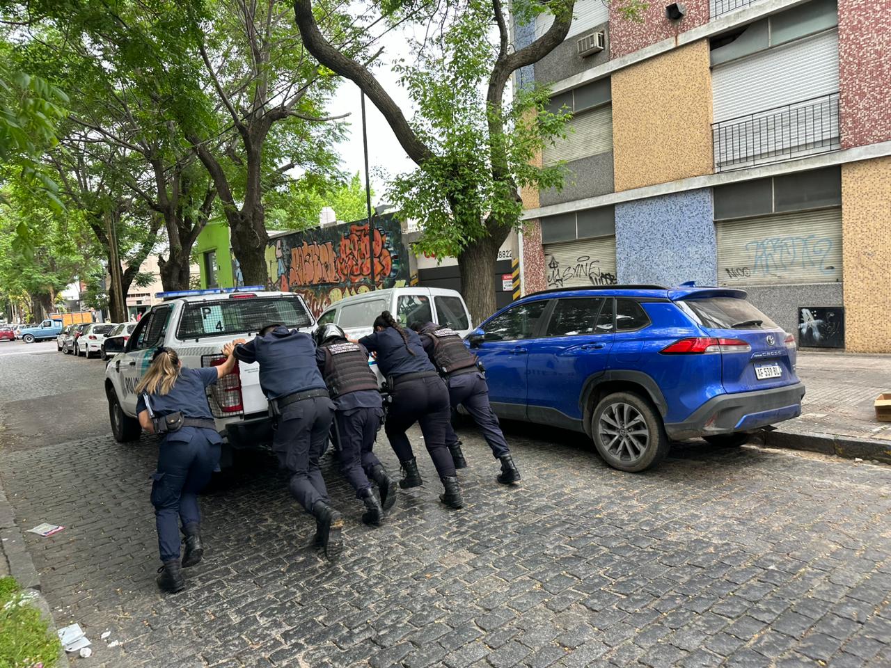 UN ENPUJONCITO Y ARRANCA.
