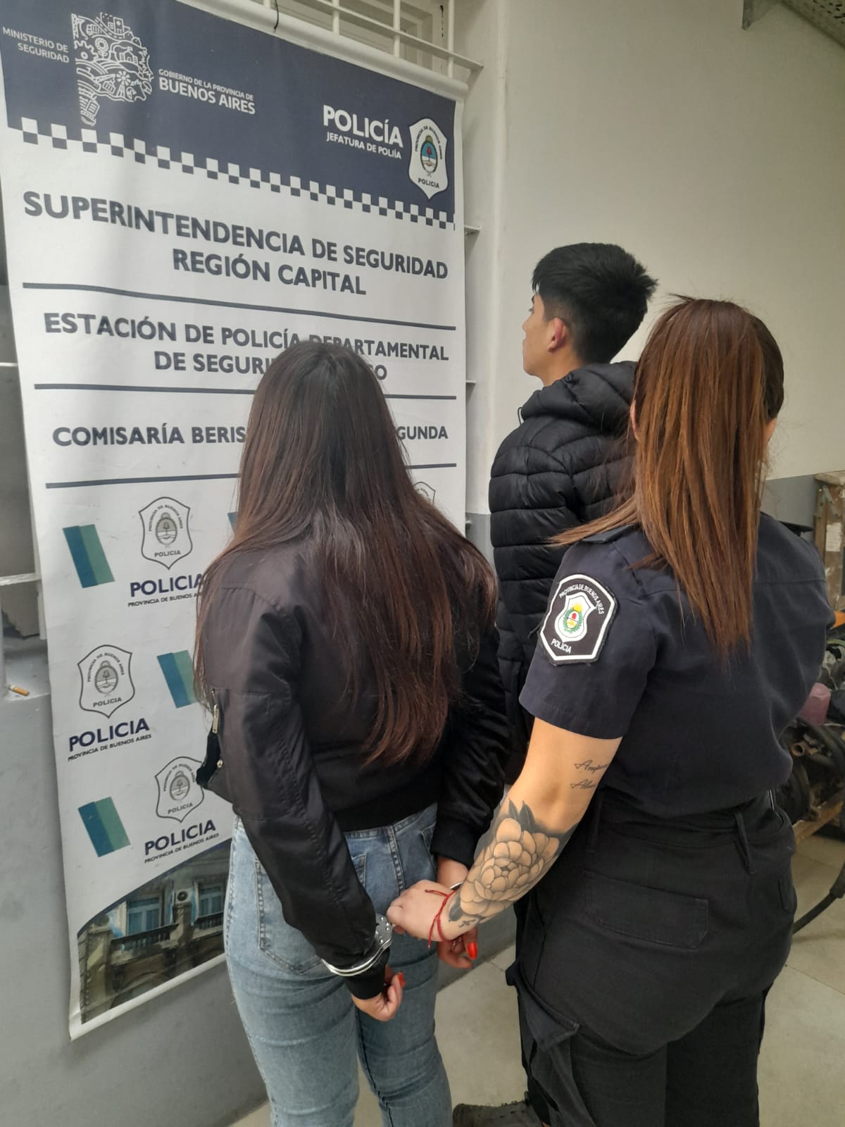 Tres sujetos fueron detenidos tras escapar de la policía en la playa municipal.