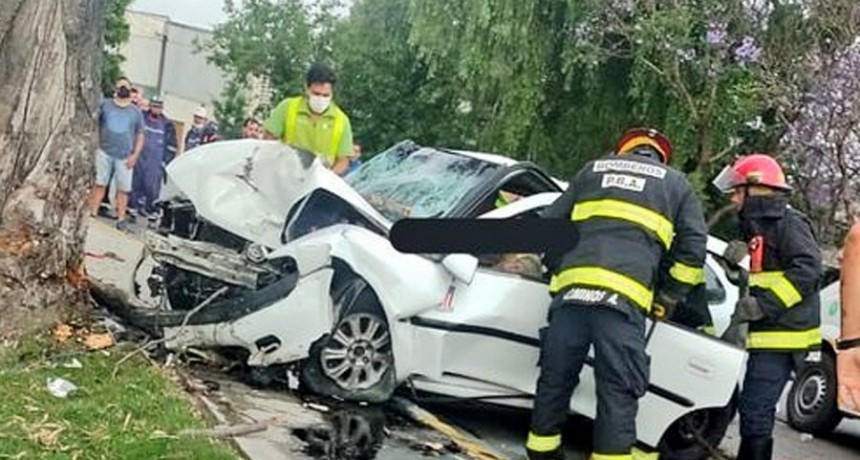 Dos muertos y un herido al chocar un auto contra un árbol en La Plata