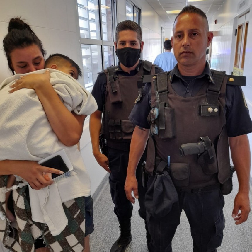 Dos Policías le salvan la vida a un nene