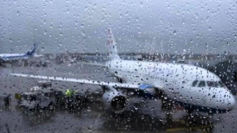 El aeroparque Jorge Newbery vuelve a operar y hay 16 aviones de Aerolíneas fuera de servicio