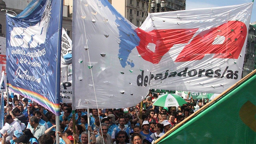 Asambleas y ollas populares en el Obelisco: las organizaciones sindicales repudian el DNU