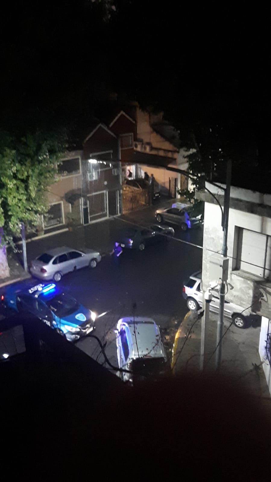 UN POLICIA DE LA CIUDAD RESULTO HERIDO EN UN TIROTEO.