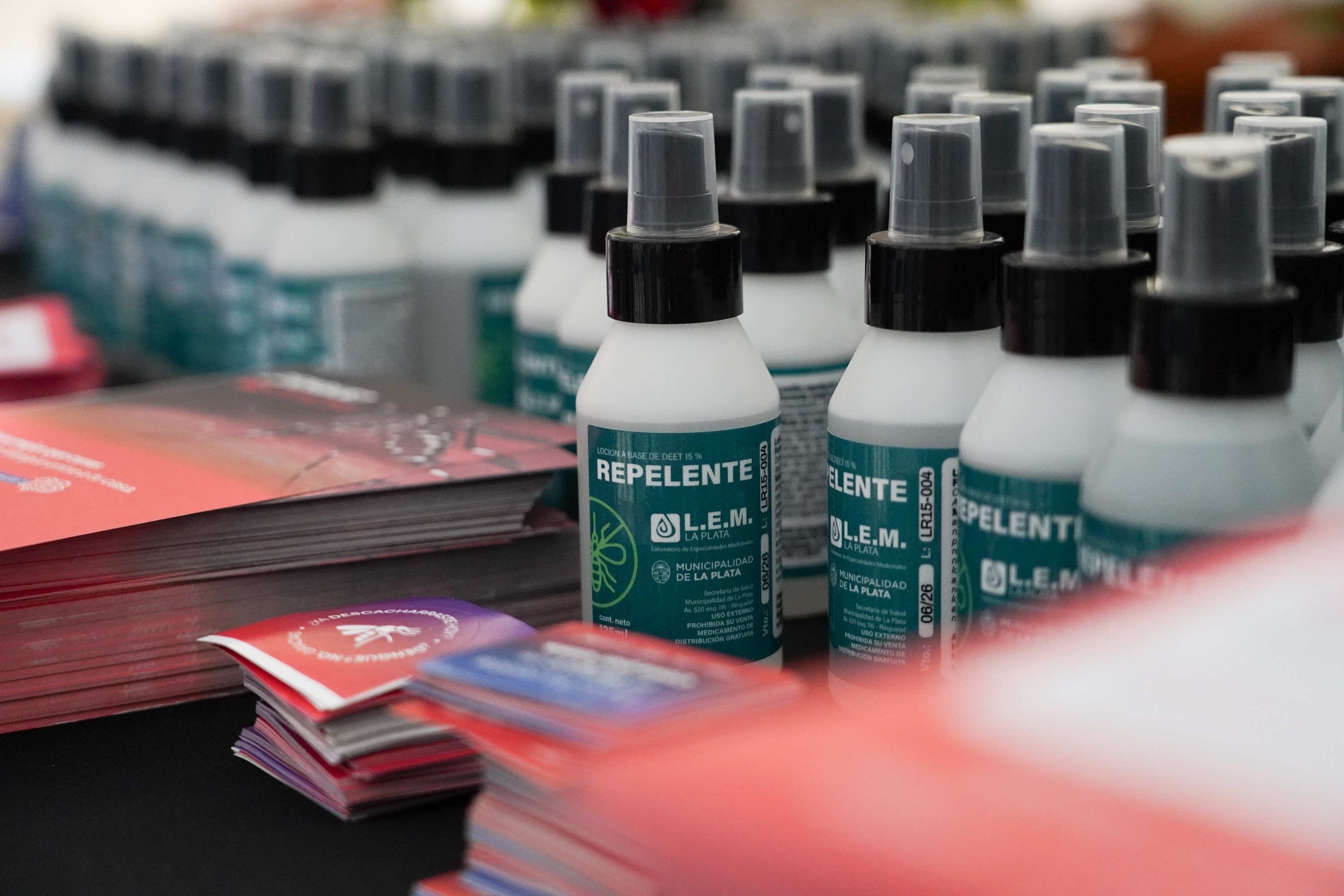 El Municipio entregó repelentes e información en Plaza España para prevenir el dengue